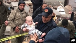  6 فروری، 2023 کو ترکی کے شہر ملاتیا میں ایک تباہ شدہ عمارت سے ایک بچے کو بچا لیا گیا( فوٹو اے پی)