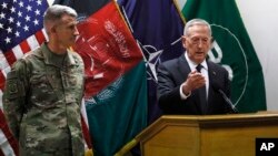 El jefe del Pentágono, James Mattis (derecha), junto al General John Nicholson, comídante de las fuerzas estadounidenses en Afganistán, el 24 de abril de 2017.