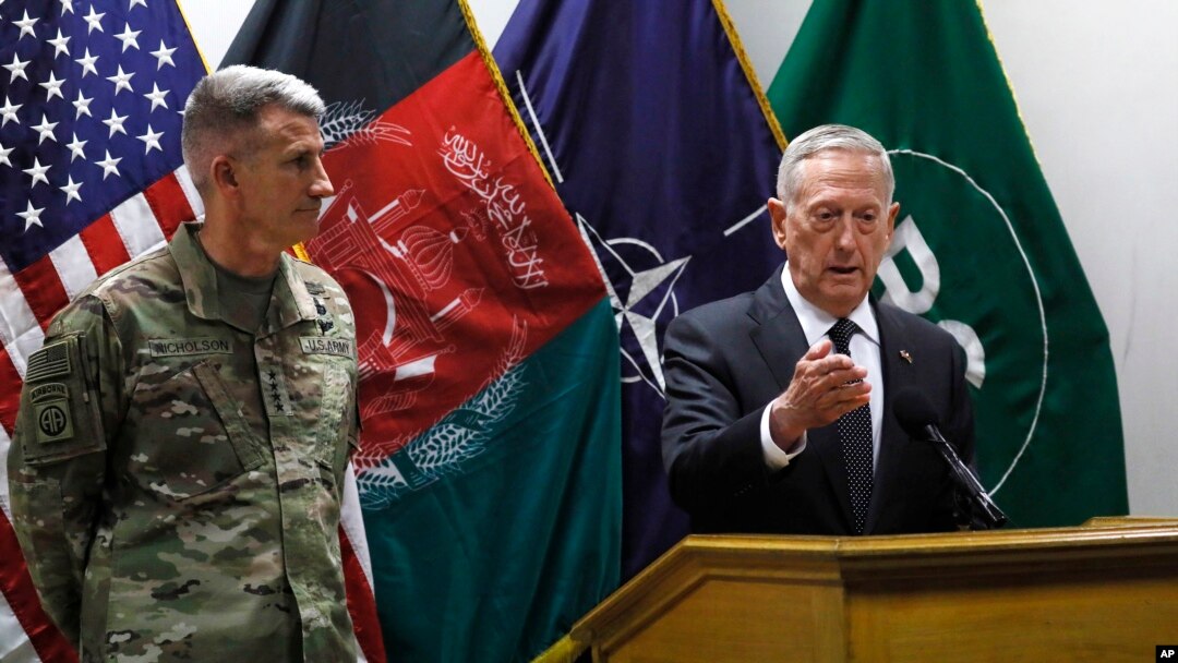 Menteri Pertahanan AS James Mattis (kanan), dan Komandan Pasukan AS di Afghanistan Jenderal Angkatan Darat John Nicholson (kiri), saat mengadakan konferensi pers di Kabul, Afghanistan, Senin, 24 April 2017