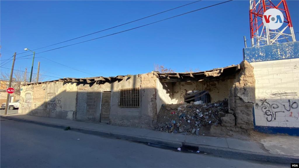 Basura y deshechos se acumulan en esta casa abandonada en Ciudad Ju&#225;rez. 