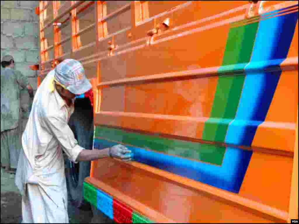 کراچی: مزدور ٹرک پر کام کرتے ہوئے