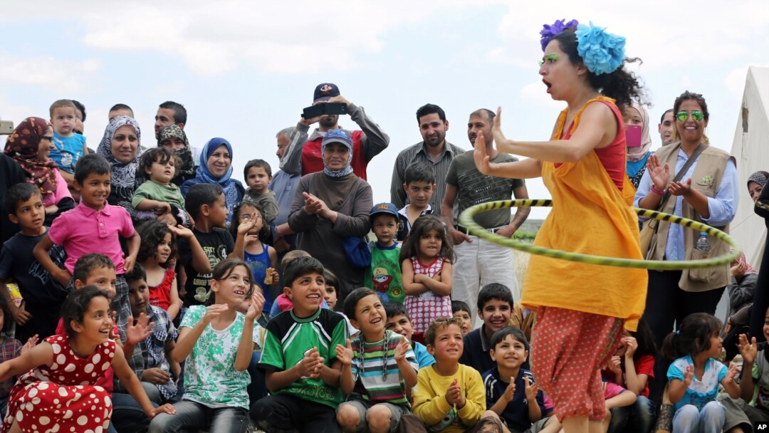Badut Lebanon Sabine Choucair, anggota "Clowns Without Borders," tampil menghibur anak-anak di kamp pengungsi Suriah di Chtoura, di lembah Bekaa, Lebanon. (AP/Bilal Hussein)