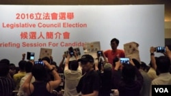 多名泛民主派人士衝上主席台，立法會選舉候選人簡介會混亂中腰斬。(美國之音湯惠芸攝 )