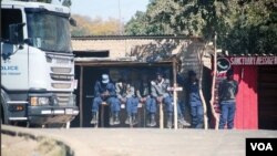 Amapholisa abesalisa abantu ukugada imitshova ukuya edolobheni leHarare.