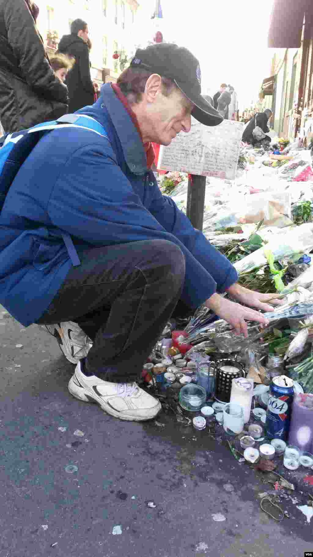 American Stuart Scott in front of Petit Cambodge (E. Bryant/VOA)