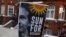 Un simpatizante de Julian Assange muestra un cartel en el que pide "luz de sol para Assange", frente a la embajada de Ecuador en Londres.