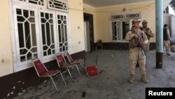 Pasukan keamanan Afghanistan memeriksa lokasi serangan bunuh diri di kediaman Obaiduallah Shinwari, anggota terkemuka dewan provinsi Nangarhar di Jalalabad, Minggu (17/1).