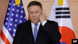 Menlu AS Mike Pompeo memberikan keterangan pers di Seoul, Korea Selatan, Kamis (14/6). 