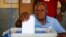 Un électeur dépose son bulletin de vote dans un bureau de vote lors des élections législatives à Abidjan, Côte d'Ivoire, le 6 mars 2021.