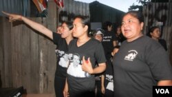 Land dispute protesters for the Boeng Kak lake community rally for 15th Black Monday campaign in Phnom Penh, Cambodia, August 15, 2016. (Leng Len/VOA Khmer)