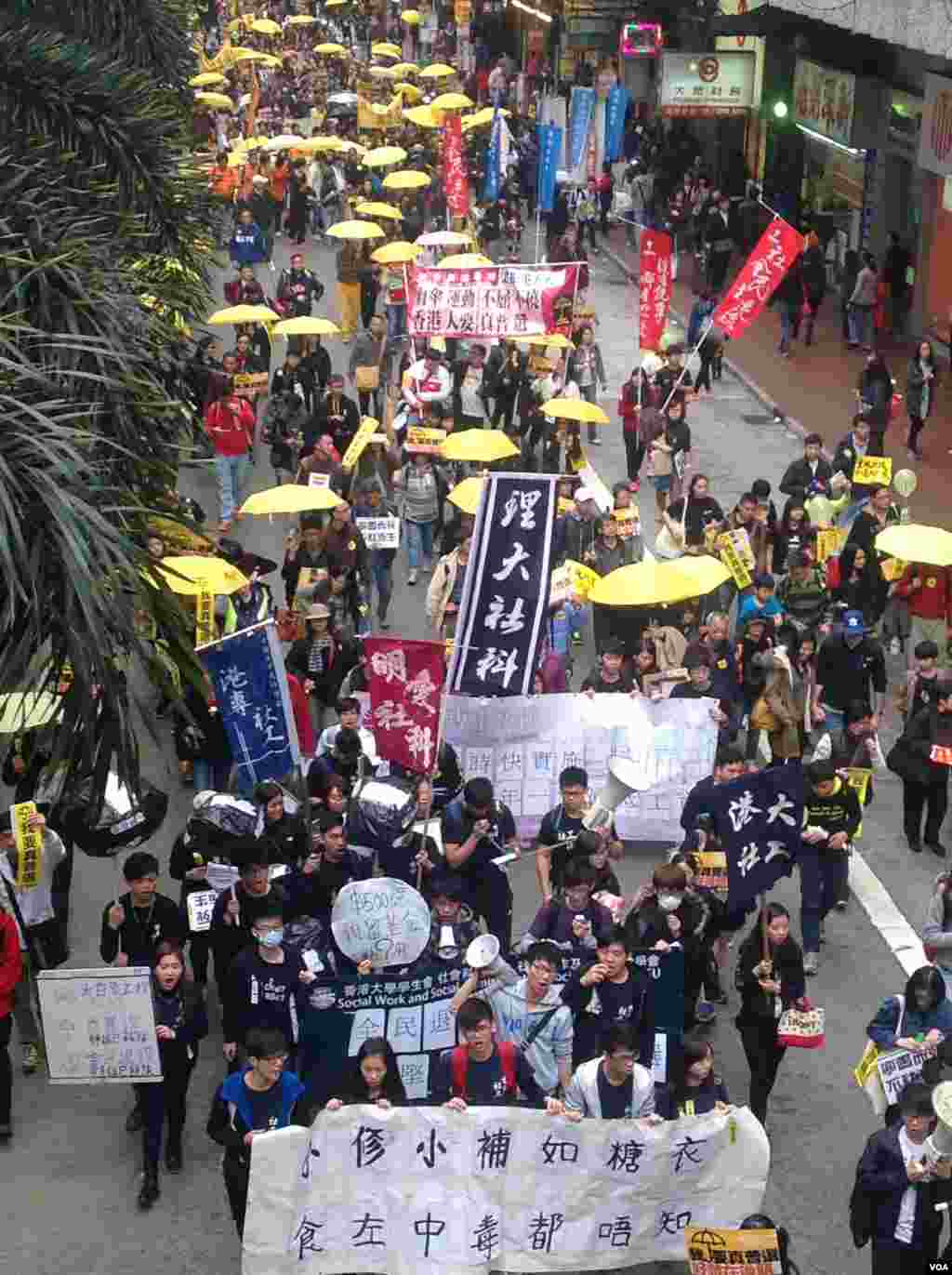 数万港人参与民阵争取真普选大游行（美国之音海彦拍摄）