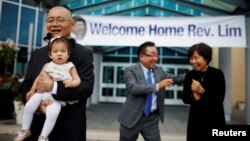 북한에 31개월 간 억류됐다 지난주 풀려난 한국계 캐나다인 임현수 목사(왼쪽)가 지난 9일 자신이 담임목사로 있던 토론토 소재 큰빛교회 앞에서 손녀딸을 안고 있다.