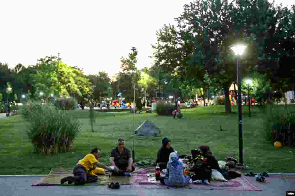 سفره های ساده افطاری در بوستان ملت مشهد عکس: محسن اسماعیل زاده
