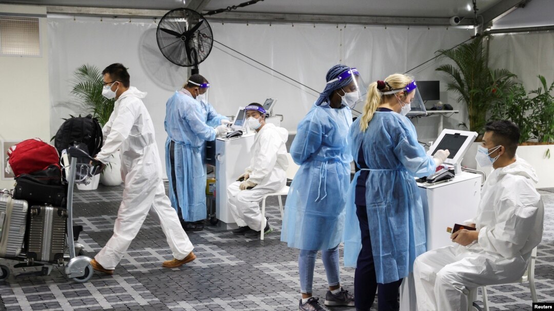 Wisatawan dites COVID-19 di fasilitas pengujian pra-keberangkatan menyusul adanya varian baru COVID, Omicron, di luar terminal internasional di Bandara Sydney di Sydney, Australia, 29 November 2021. (Foto: Reuters)