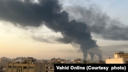 ستونی از دود بر فراز بخش جنوبی اصفهان که بامداد روز یکشنبه هدف حمله واقع شد