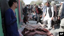 Aldeanos de Afganistán rodean los cuerpos de civiles muertos en un ataque aéreo en el este del país. Los aldeanos trajeron los restos a Gazni, en el occidente de Kabul y marcharon en protesta, el domingo 29 de septiembre de 2019.