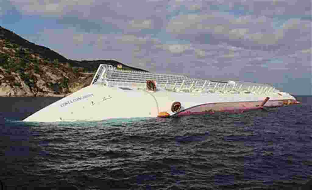 El capitán del barco fue arrestado el sábado y está siendo investigado por presunto homicidio y abandono de la embarcación.