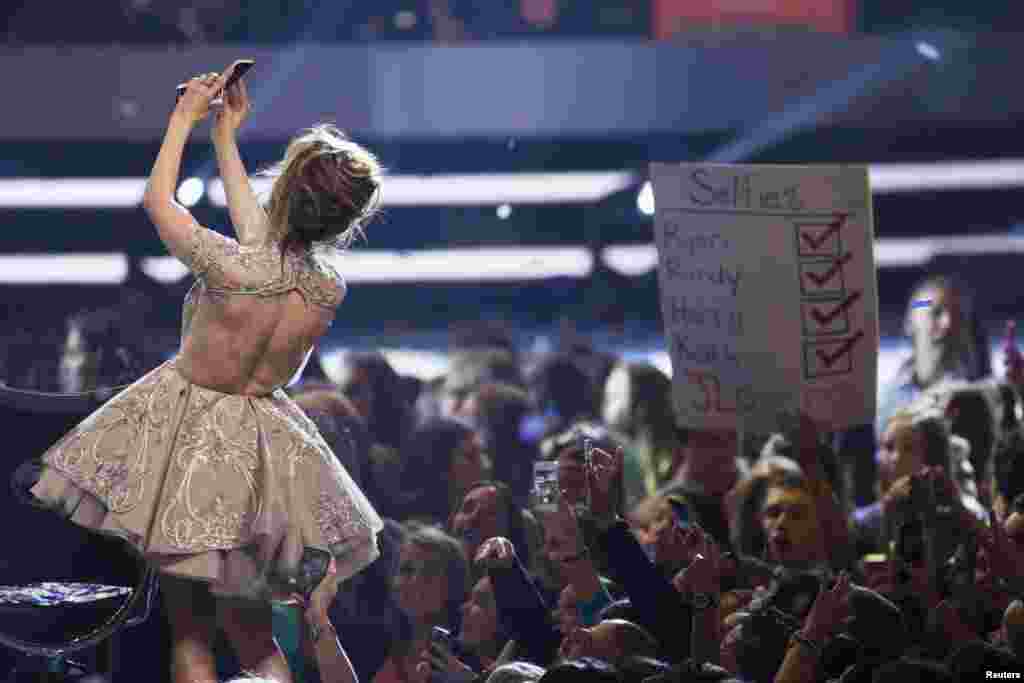 Judge Jennifer Lopez, an American singer and actress, takes a &quot;selfie&quot; during the American Idol XIII 2014 Finale in Los Angeles, California, May 21, 2014.