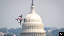 2023年6月15日美國國土安全部在華盛頓進行反無人機系統演示時，現場展示一架時速可達一小時90英里的無人機，拍攝背景為國會大廈。（美聯社） 