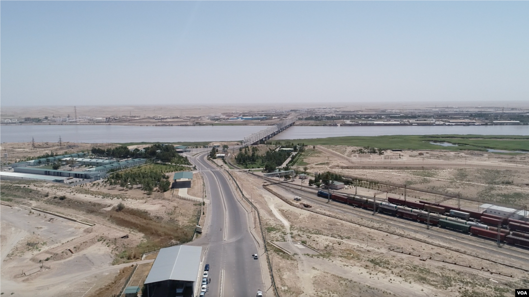 O'zbekiston-Afg'oniston chegarasi: Amudaryo ustidan o'tadigan "Do'stlik" ko'prigi ikki davlatni bog'laydi, xususan O'zbekistonning Termiz shahrini Afg'onistonning Hayraton shahri bilan 