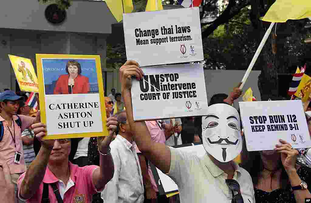 Thai Royalist Protesters at US Embassy in Bangkok, December 16, 2011, (VOA - D. Schearf)