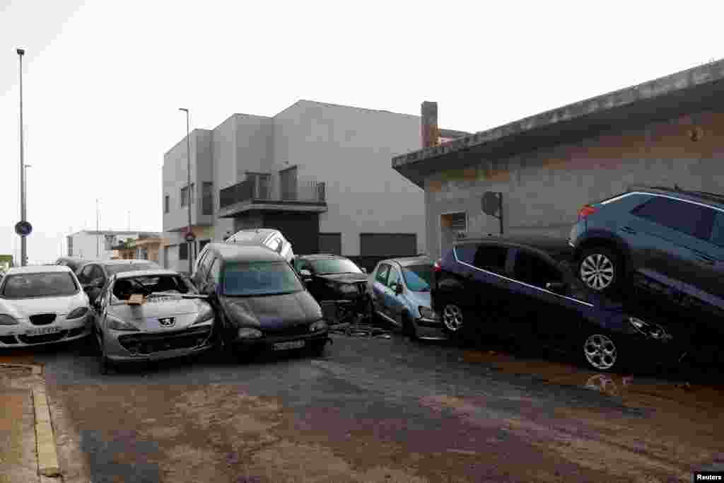 Carros apilados como si se trataran de fichas de dominó, hacen parte del panorama en las calles de&nbsp;Guadassuar, en la región de Valencia, España. Las escenas inéditas para muchos, muestran la gravedad del fenómeno natural.