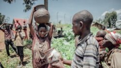 Mo Twa moko amemi eloko kati bato basusu na ile Idjwi, na lac Kivu, na Sud-Kivu, le 5 avril 2019.