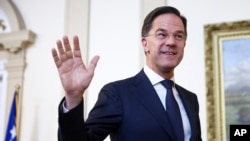 Generalni sekretar NATO-a Mark Rutte maše predstavnicima medija prije početka sastanka sa članovima Predsjedništva BiH u Sarajevu, Bosna, ponedjeljak, 10. marta 2025. (AP Photo/Armin Durgut)