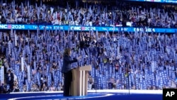 La candidata demócrata a la presidencia, la vicepresidenta Kamala Harris, llega al último día de la Conferencia Nacional Demócrata, el jueves 22 de agosto de 2024, en Chicago.