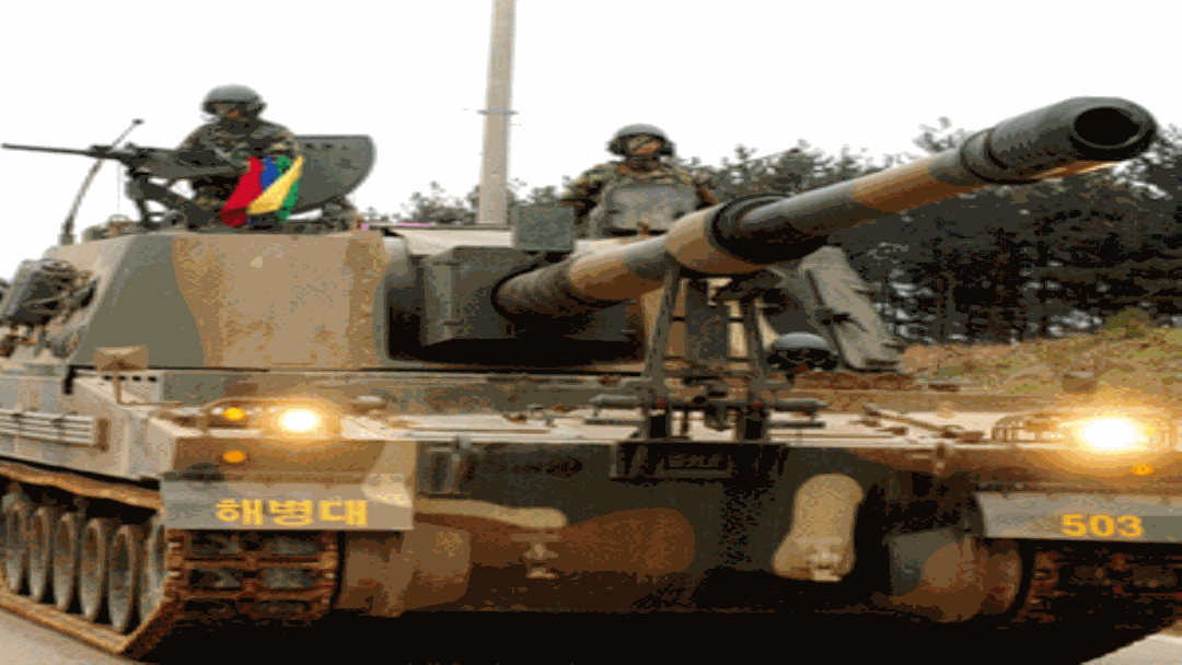 Marinir Korea Selatan mengerahkan tank dalam latihan militer di pulau Yeonpyeong (23/11).