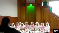 Berlin Kreuzberg’deki Mevlana Cami’nde kız çocuklar Kuran kursunda