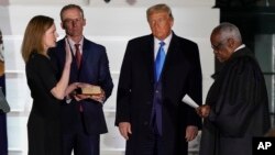 Presidenti Donald Trump duke ndjekur ceremoninë e betimit të Gjykatëses Clarence Thomas