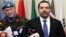 El primer ministro libanés Saad Hariri culpa a Irán por su renuncia. En esta foto de archivo, él a la derecha, en la sede de las fuerzas de paz de la ONU, en Naqoura, al sur del Líbano.