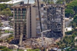 27일 미국 플로리다주 마이애미의 아파트 부분 붕괴 현장에서 구조 작업이 진행되고 있다.