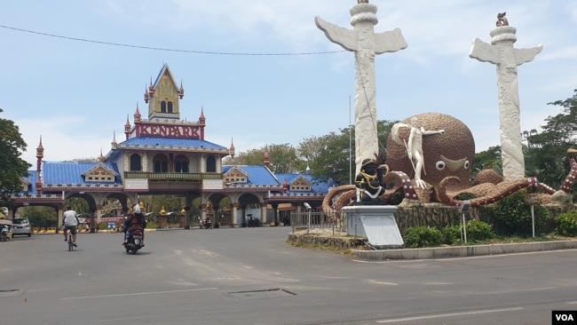 Ken Park, salah satu tempat wisata bermain di Surabaya yang akan menjadi pintu masuk ke pulau reklamasi (Petrus Riski/VOA)