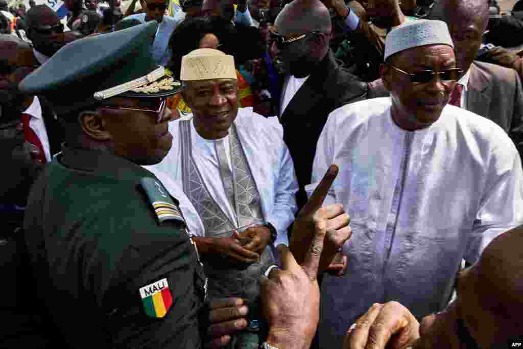 L&#39;ancien président malien, Amadou Toumani Touré et le Premier ministre Abdoulaye Idrissa Maïga, à Bamako, le 24 décembre 2017.