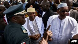 L'ancien président malien, Amadou Toumani Touré et le Premier ministre malien Abdoulaye Idrissa Maïga à Bamako le 24 décembre 2017.