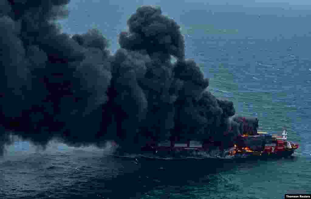 스리랑카 콜롬보 항구 근방 해안에서 컨테이너선 엑스프레스펄(X-Press Pearl)호에 화재가 발생해 연기가 피어오르고 있다. 