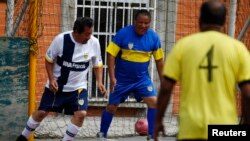 Pertandingan sepak bola di pusat olahraga Francisco Mina di Mexico City, 24 Februari 2013. (REUTERS/Tomas Bravo)