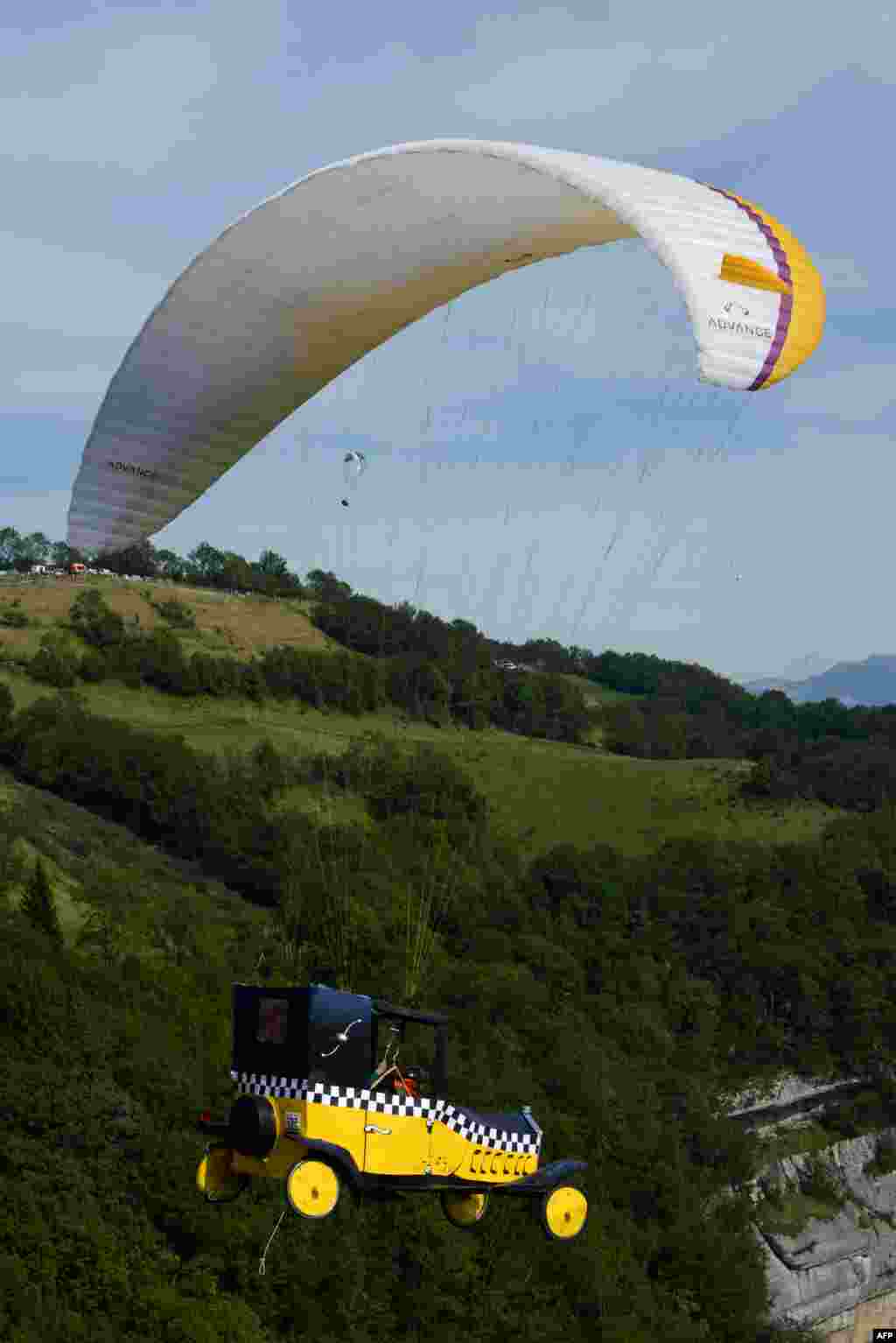 Seorang atlet paragliding ikut bersaing dalam sebuah lomba di kota Saint-Hilaire-du-Touvet, Perancis tenggara.