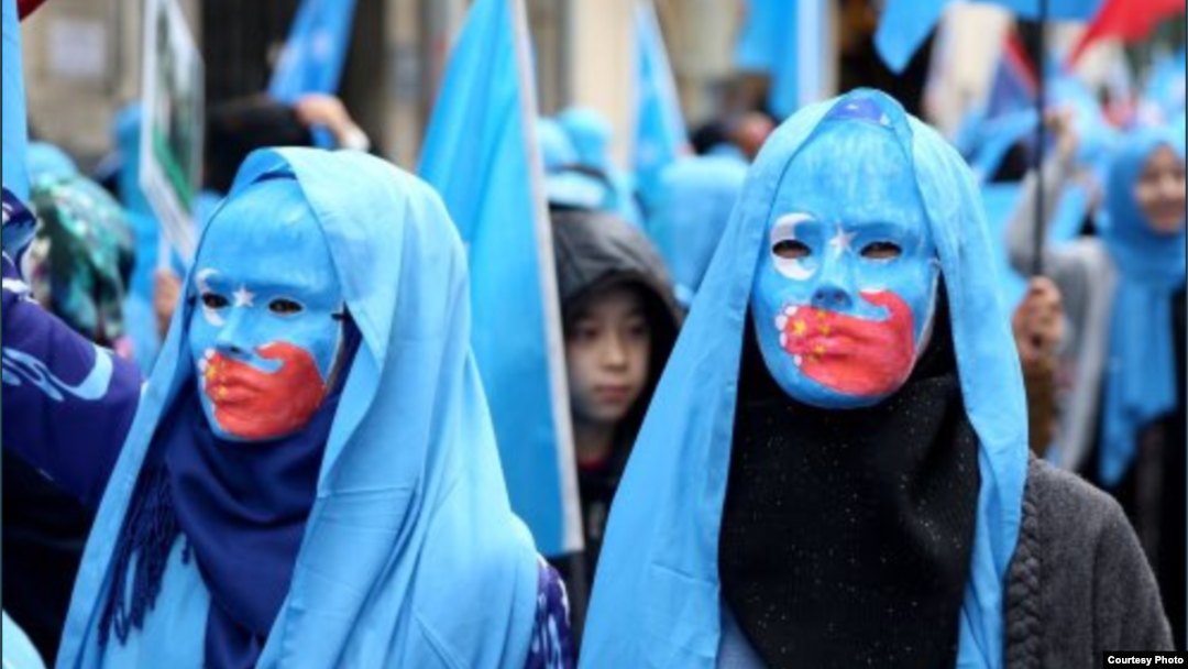 Những người biểu tình chống Trung Quốc đàn áp dân Uighur. 