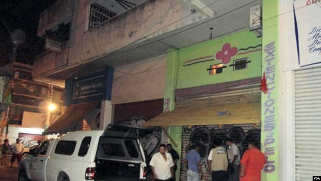 Warga mengerumuni salon tempat para jenazah ditemukan di Acapulco, Meksiko, Sabtu (23/4).