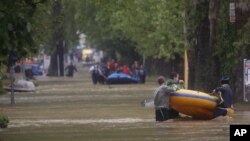 Volonteri čamcima dostavljaju zalihe hrane gradjanima u Maglaju.