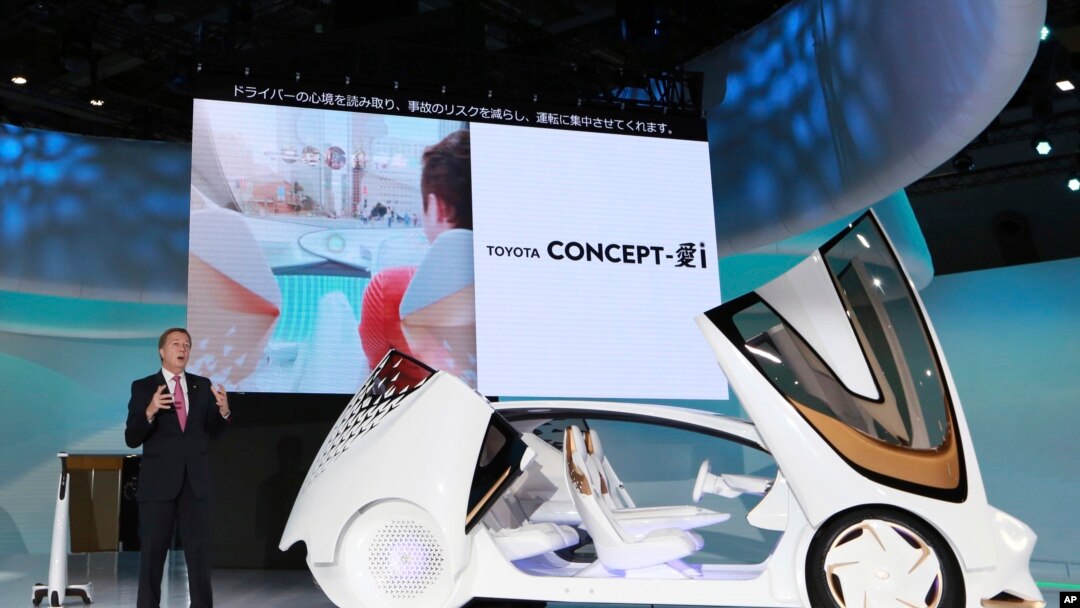 Didier Leroy, Wakil Presiden Eksekutif Toyota Motor memperkenalkan Toyota Concept-I-concept kepada media di Tokyo, Rabu, 25 Oktober 2017.