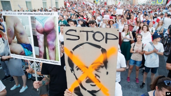 白俄罗斯民众8月17日在首都明斯克街头示威，要求卢卡申科总统下台，抗议警察暴行。