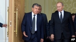 O'zbekiston prezidenti vazifasini bajaruvchi Shavkat Mirziyoyev (chapda) Rossiya rahbari Vladimir Putin bilan, Samarqand, 6-sentabr, 2016-yil.