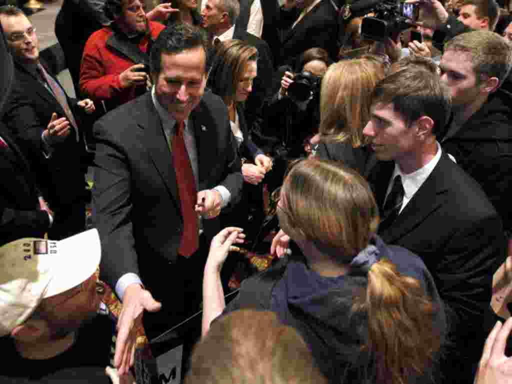 Rick Santorum menyapa para pendukungnya setelah berpidato di St. Charles, Missouri (7/2) (AP).