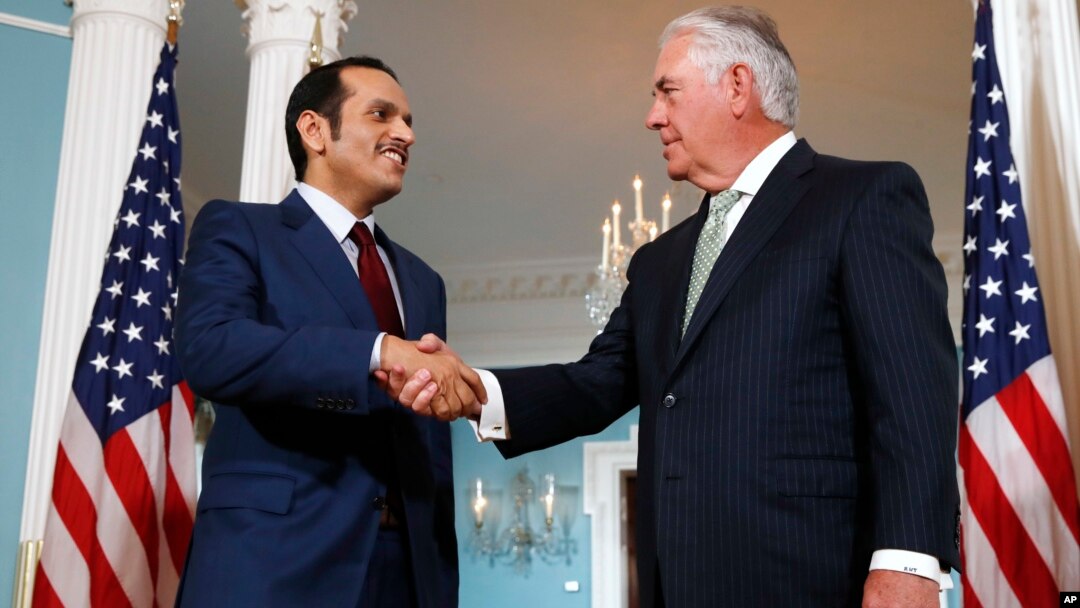 Davlat kotibi Reks Tillerson Qatar Tashqi ishlar vaziri Shayx Muhammad bin Abdulrahmon al Taniy bilan Vashingtonda ko'rishdi. 27-iyun, 2017-yil.