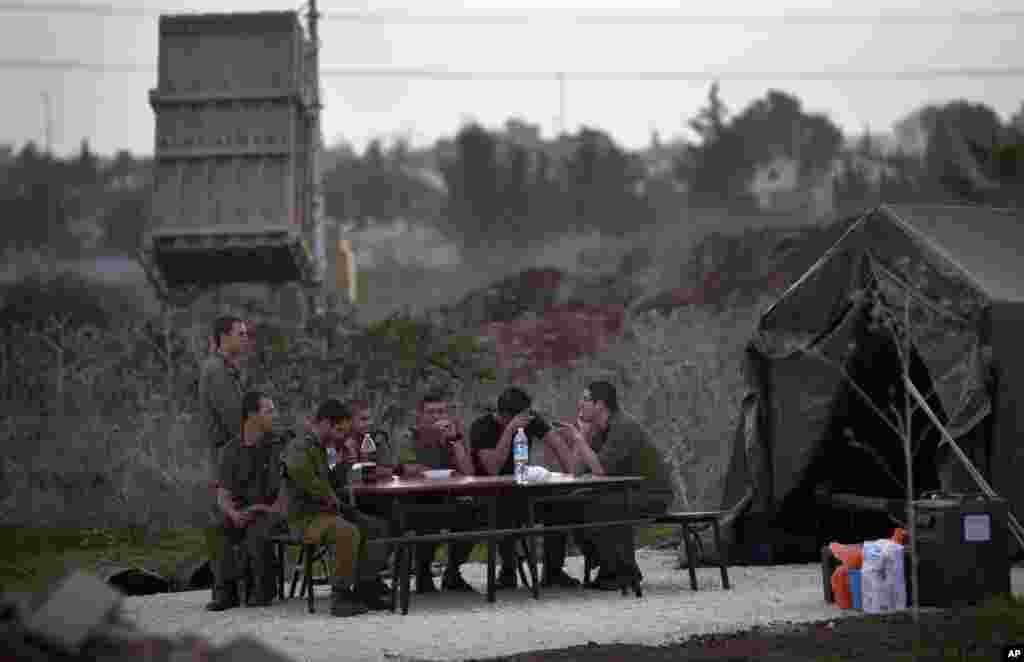 ისრაელის ჯარისკაცები "რკინის გუმბათის" სამოქმედო ფენტრში. ისინი ღაზას სექტორიდან გასროლილი ქობინების გადაჭერის სამუშაოებს ასრულებენ. 