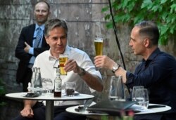 El secretario de Estado de EE. UU., Antony Blinken, y el ministro de relaciones exteriores de Alemania, Heiko Maas, brindan durante un evento juvenil en Belín, Alemania, el 24 de junio de 2021.